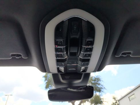 Used 2020 Porsche Macan AWD/4WD image 31