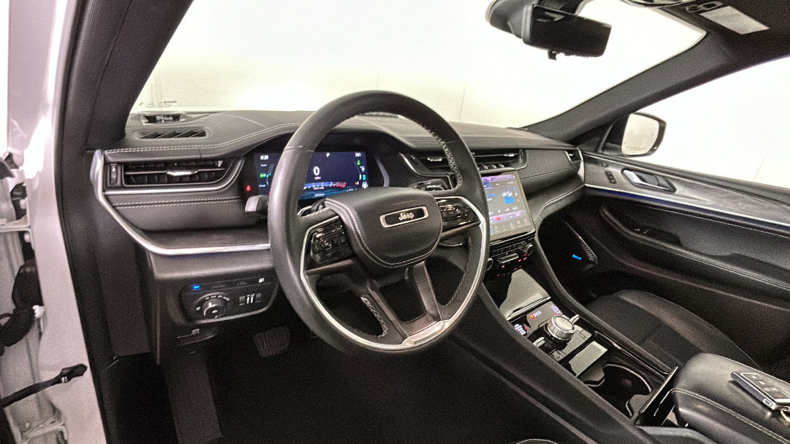 Used 2023 Jeep Grand Cherokee Overland w/ Luxury Tech Group IV AWD/4WD image 16