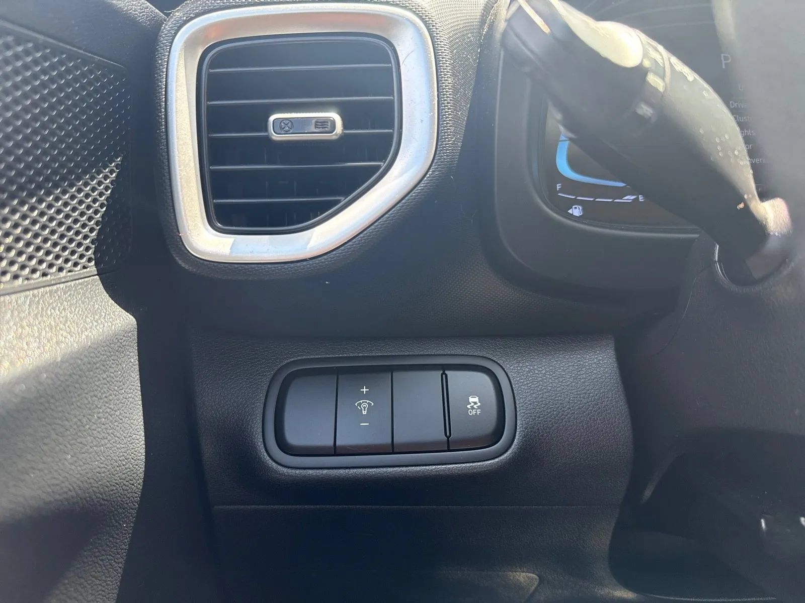 Used 2023 Hyundai Venue SE FWD image 21