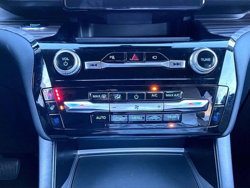 Used 2023 Ford Explorer Limited image 18