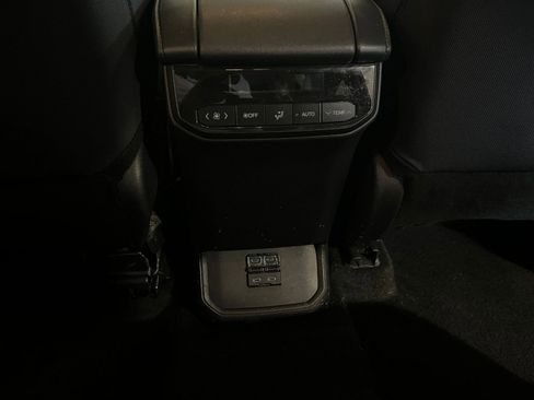 Used 2025 Toyota Highlander LE image 24