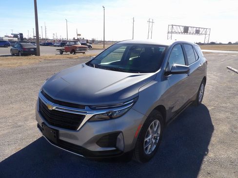 Used 2024 Chevrolet Equinox LT image 2