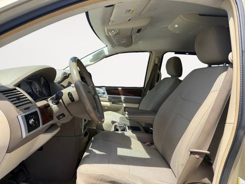 Used 2010 Chrysler Town & Country Touring w/ Entertainment Group #2 FWD image 4
