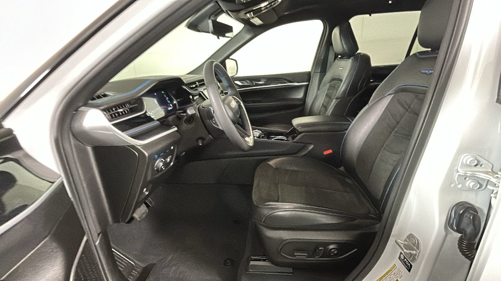 Used 2023 Jeep Grand Cherokee Trailhawk w/ Advanced Protech Group II AWD/4WD image 14