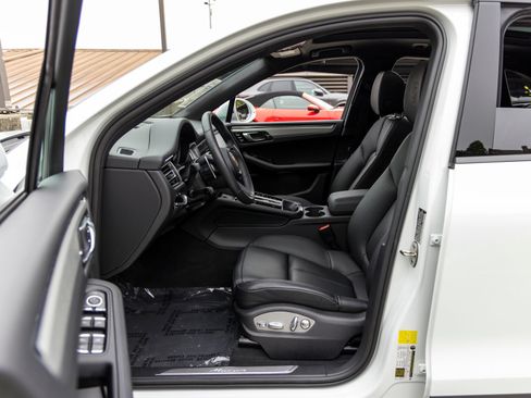 Certified 2026 Porsche Macan AWD/4WD image 25