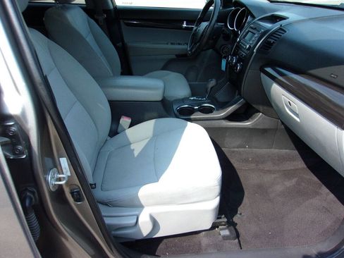 Used 2013 Kia Sorento LX image 13