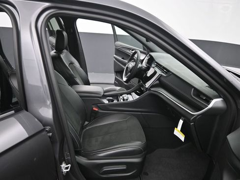 Used 2024 Jeep Grand Cherokee Altitude image 18