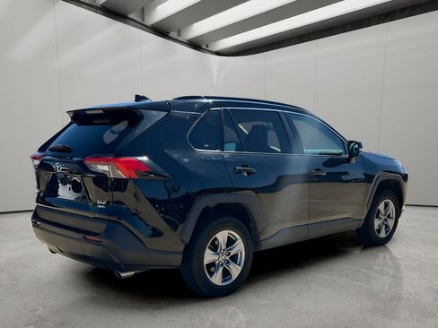Used 2022 Toyota RAV4 XLE AWD/4WD image 16