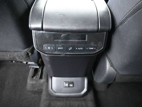 Used 2024 Toyota Highlander LE AWD/4WD image 26