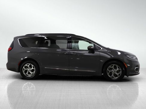 Used 2023 Chrysler Pacifica Limited FWD image 6