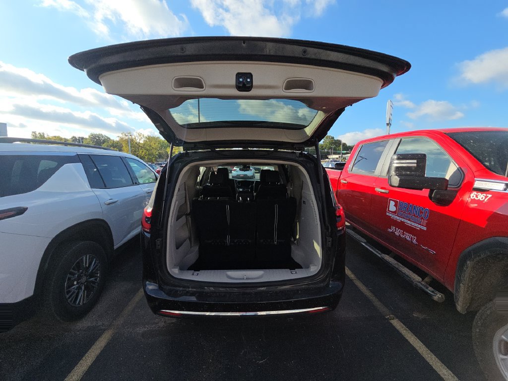 Used 2024 Chrysler Pacifica Touring-L FWD image 14