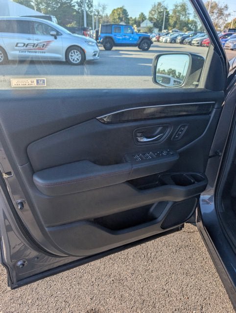 Used 2025 Honda Pilot Black Edition image 17