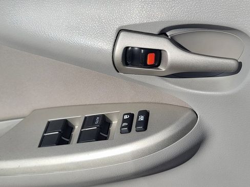 Used 2013 Toyota Corolla LE image 24