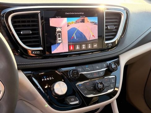 Used 2023 Chrysler Pacifica Limited w/ Uconnect Theater Family Group FWD image 19