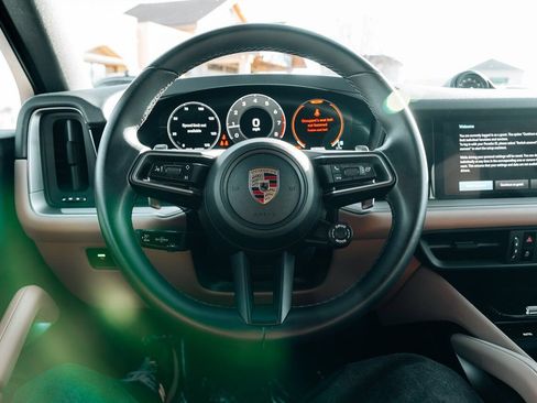 Used 2024 Porsche Cayenne Coupe image 23