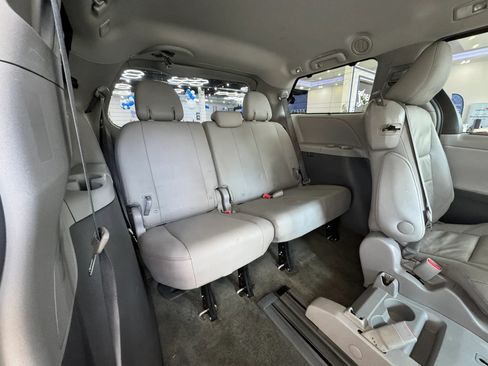 Used 2016 Toyota Sienna XLE FWD image 27