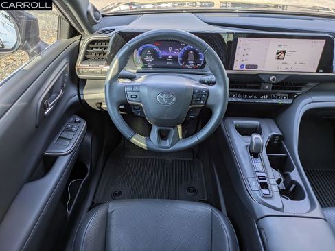 Used 2023 Toyota Crown Limited image 17