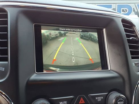 Used 2021 Jeep Grand Cherokee Laredo image 14