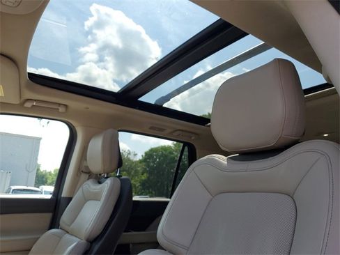 Used 2024 Lincoln Navigator Premiere image 15