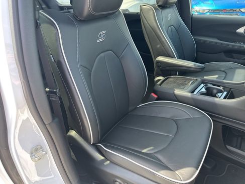 New 2025 Chrysler Pacifica Limited w/ Uconnect Theater Family Group image 55