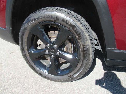 Used 2023 Jeep Grand Cherokee L Laredo image 9