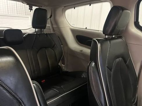 Used 2024 Chrysler Pacifica Limited FWD image 18