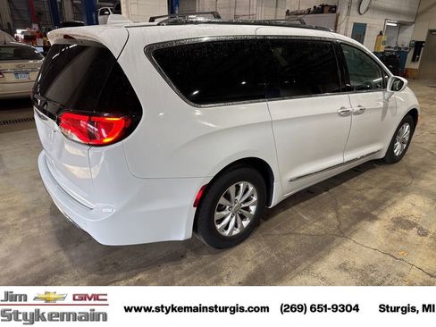 Used 2018 Chrysler Pacifica Touring-L image 8