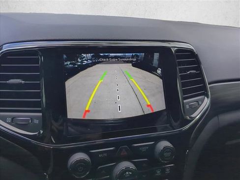 Used 2022 Jeep Grand Cherokee Laredo X image 9