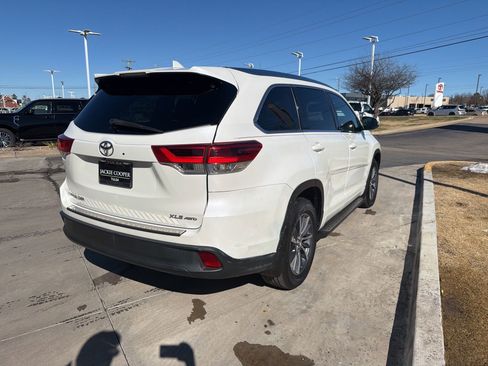 Used 2017 Toyota Highlander SE image 4