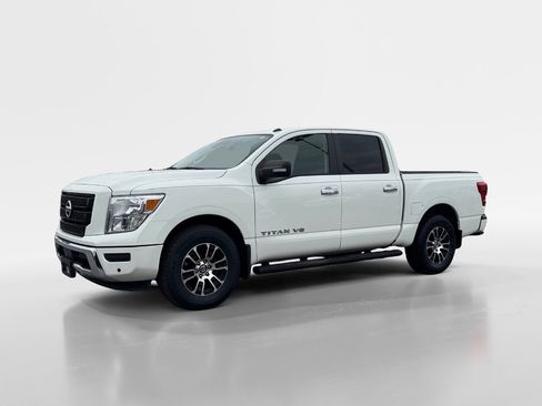 Used 2020 Nissan Titan SV w/ SV Convenience Package image 3