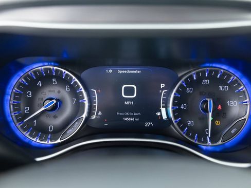 Used 2021 Chrysler Pacifica Touring FWD image 32