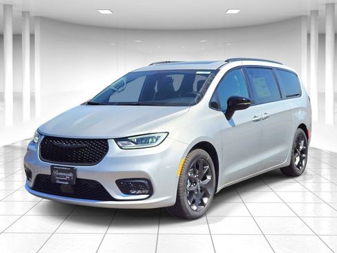New 2026 Chrysler Pacifica Limited w/ Uconnect Theater Family Group FWD image 7