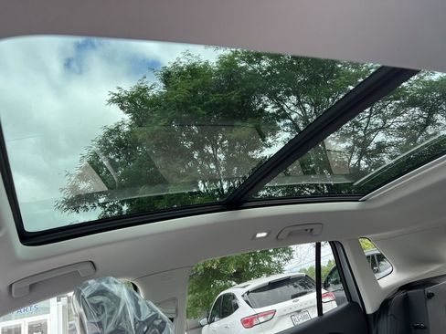 New 2025 Volkswagen Tiguan SE image 16