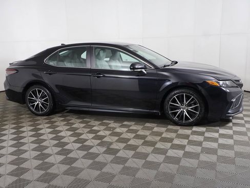 Used 2022 Toyota Camry SE image 11