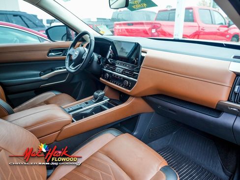 Used 2023 Nissan Pathfinder Platinum w/ Cargo Package image 3