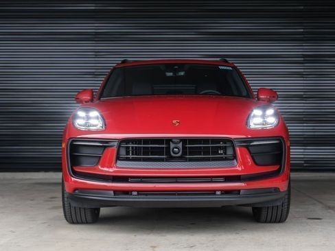 Certified 2025 Porsche Macan AWD/4WD image 10