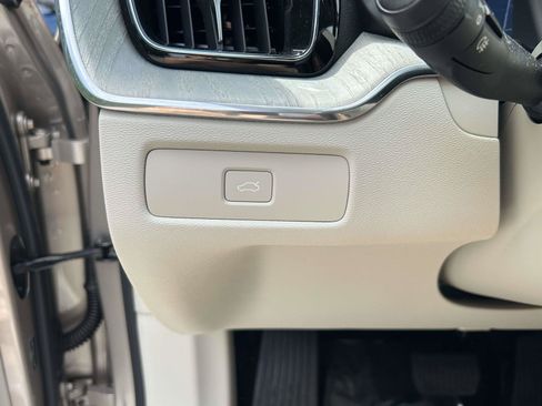 Certified 2025 Volvo XC60 B5 Plus AWD/4WD image 21