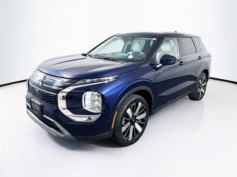 Used 2025 Mitsubishi Outlander SE image 3