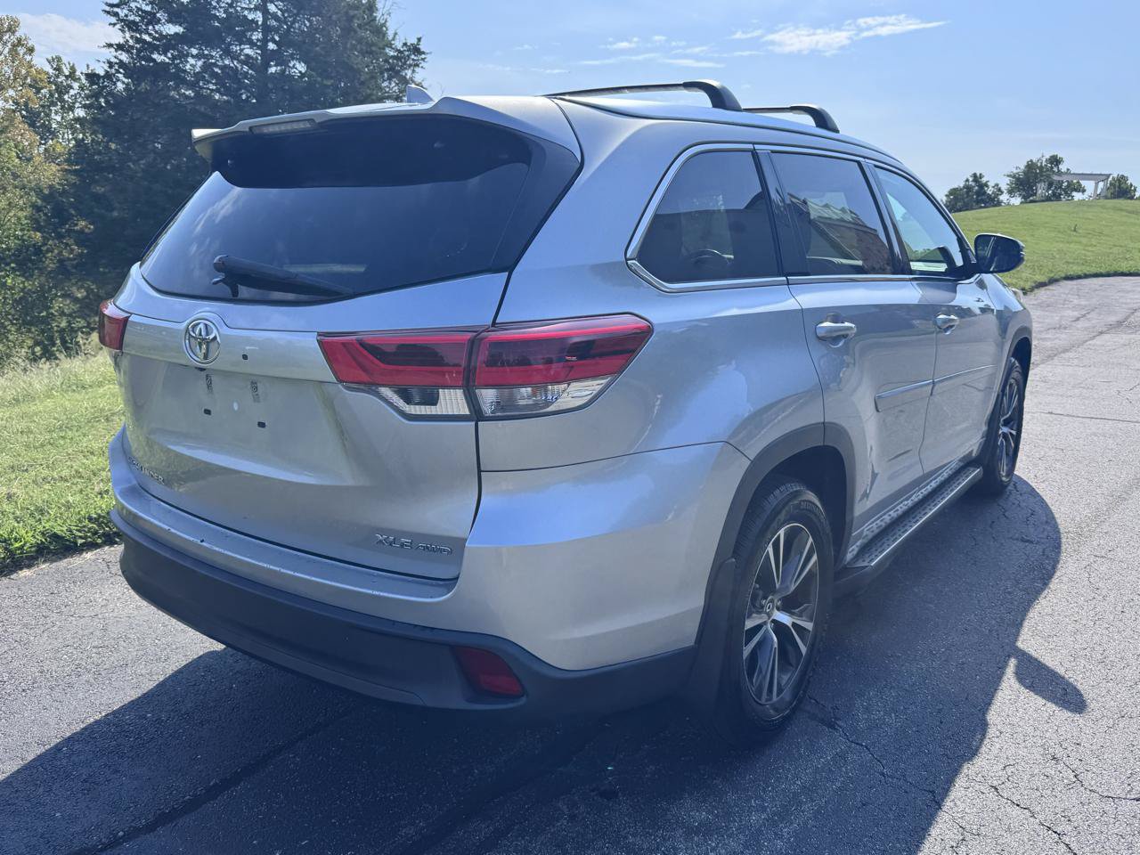 Used 2018 Toyota Highlander XLE AWD/4WD image 23