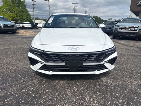 Certified 2025 Hyundai Elantra SEL FWD image 10