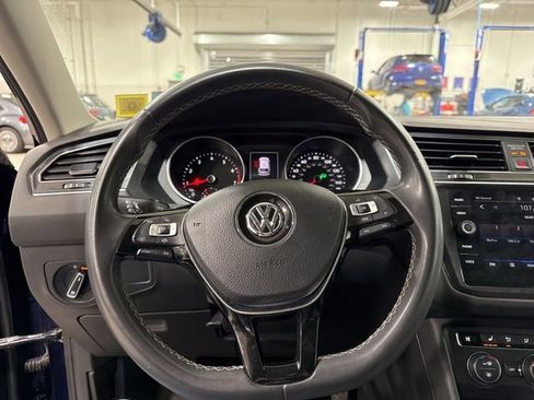Used 2021 Volkswagen Tiguan SE w/ Panoramic Sunroof Package image 9