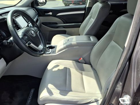 Used 2015 Toyota Highlander XLE AWD/4WD image 9
