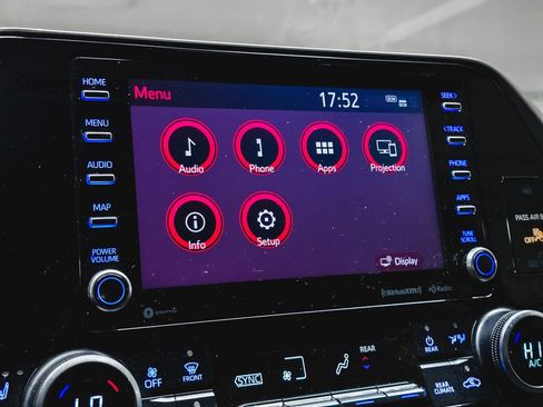 Used 2020 Toyota Highlander XLE AWD/4WD image 28