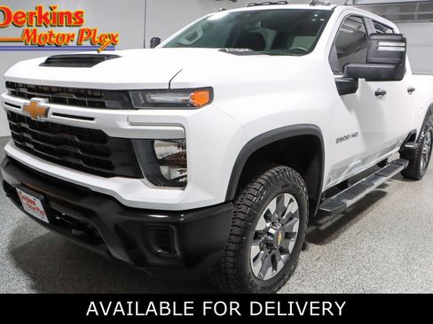 Used 2024 Chevrolet Silverado 2500 Custom image 1