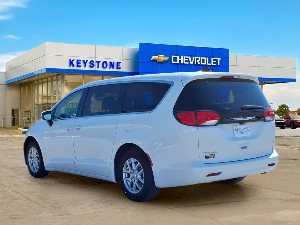 Used 2023 Chrysler Voyager LX FWD image 5