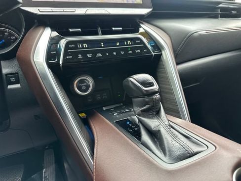 Used 2023 Toyota Venza XLE AWD/4WD image 25