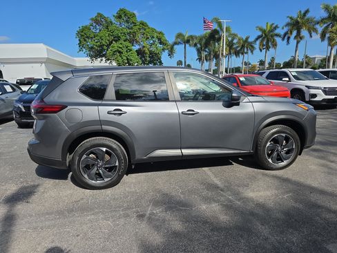 Used 2024 Nissan Rogue SV image 8