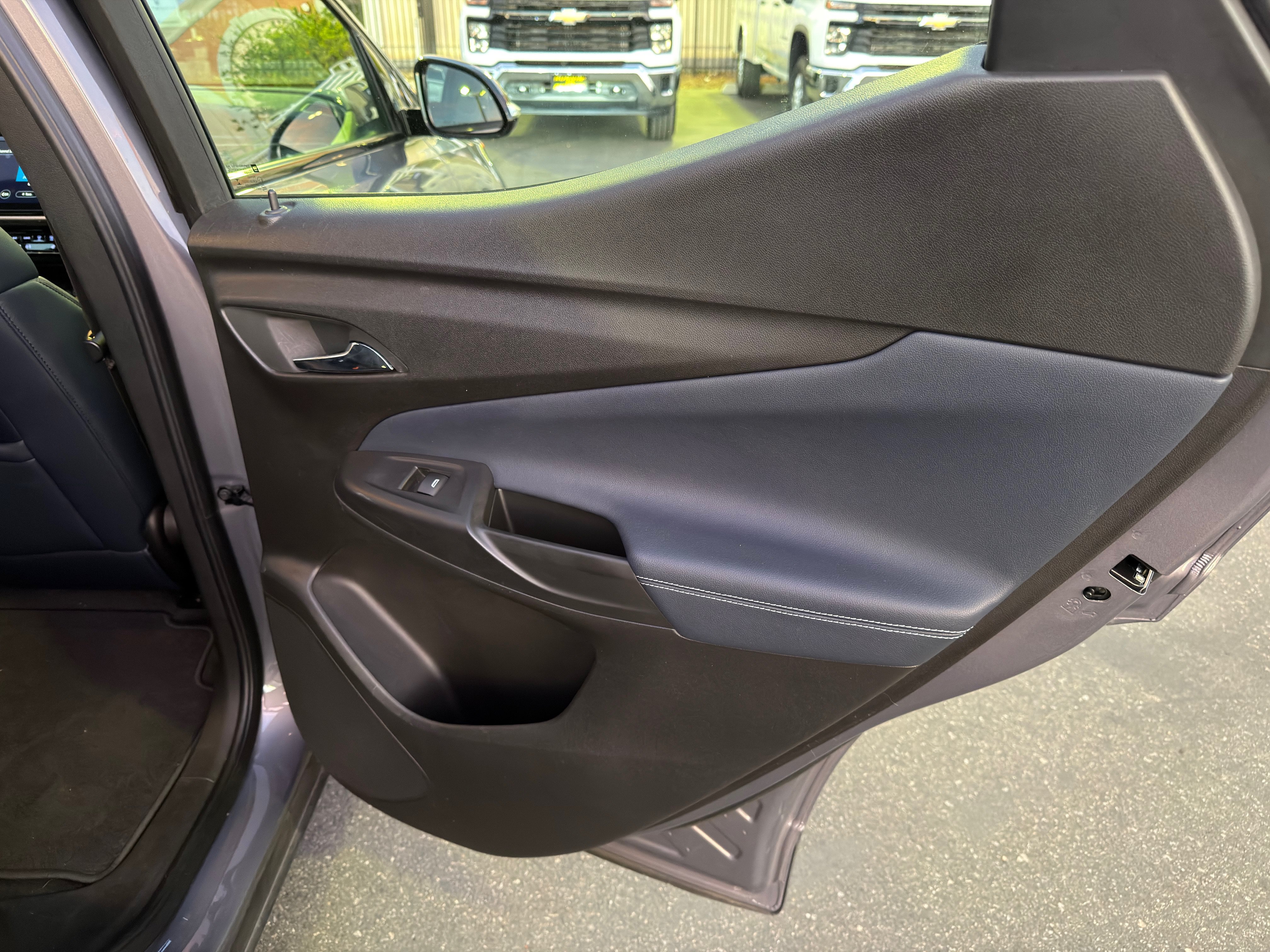 Used 2023 Chevrolet Bolt EUV LT w/ Convenience Package FWD image 13
