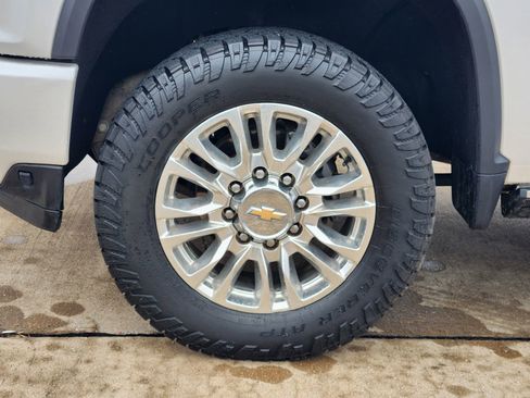 Used 2022 Chevrolet Silverado 2500 High Country w/ Z71 Off-Road Package image 6