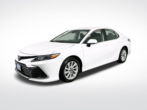 Used 2024 Toyota Camry LE image 4